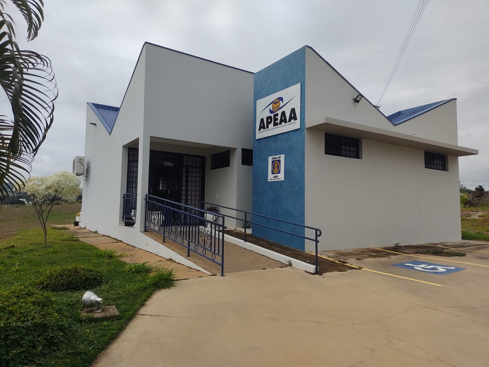 Fachada da sede da APEAA