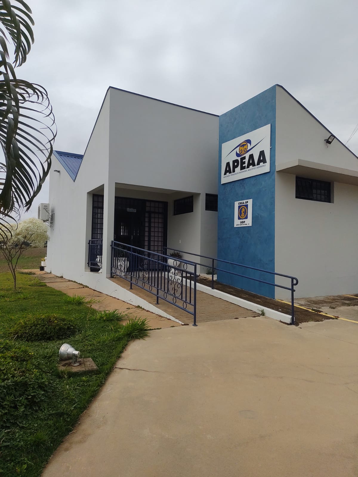 Entrada principal com rampa de acesso