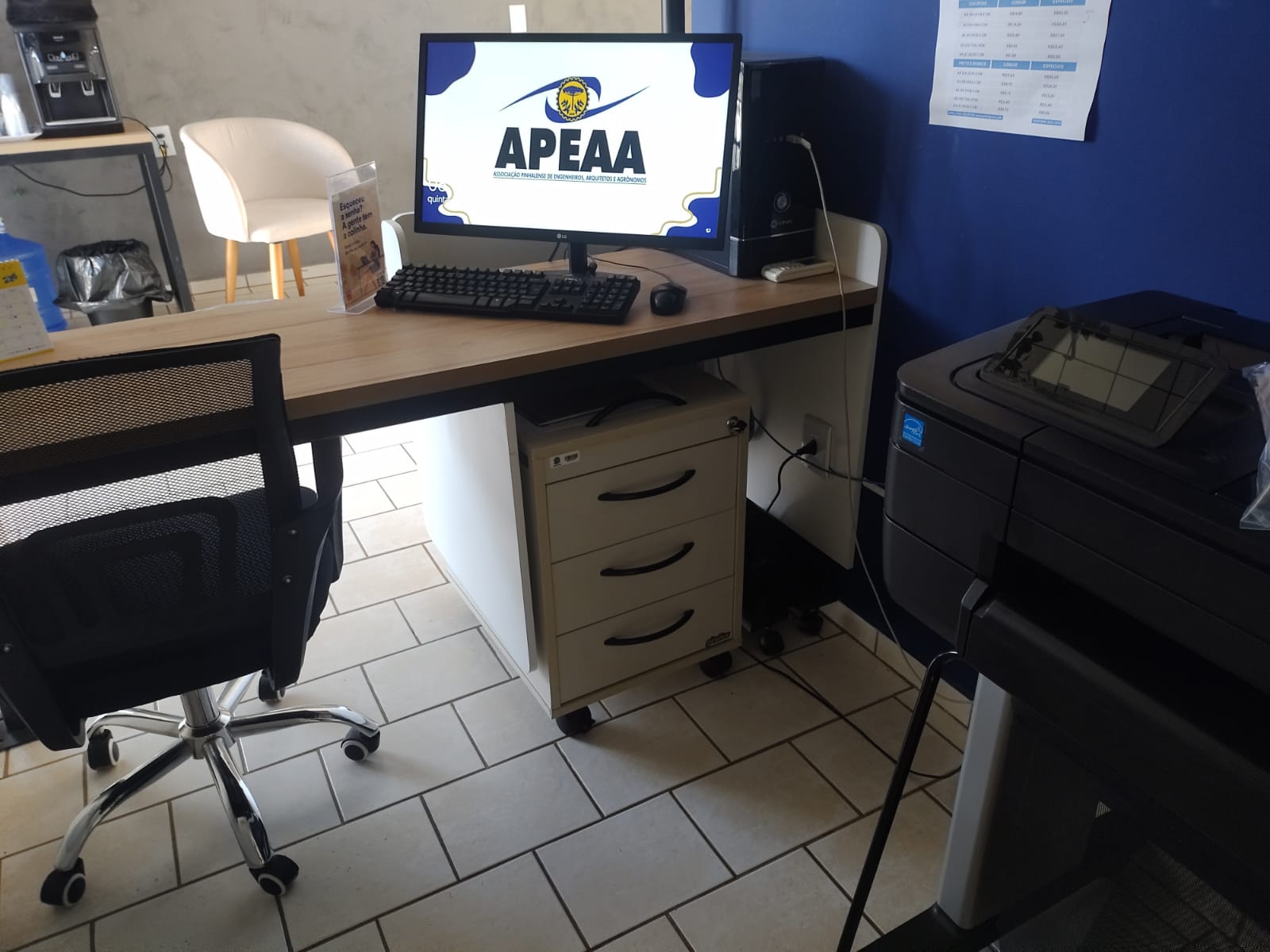 Estação de trabalho com computador