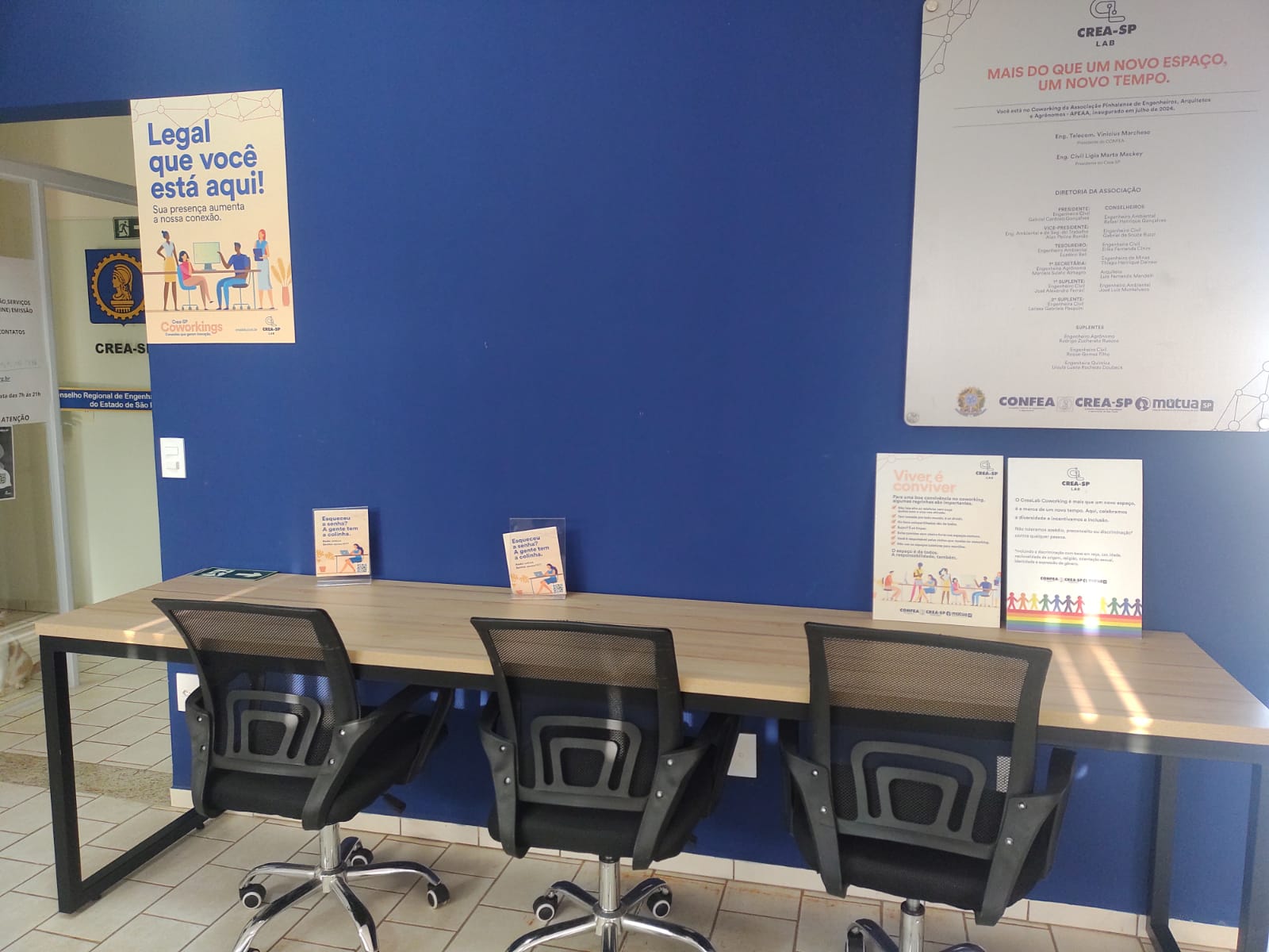 Mural informativo do coworking