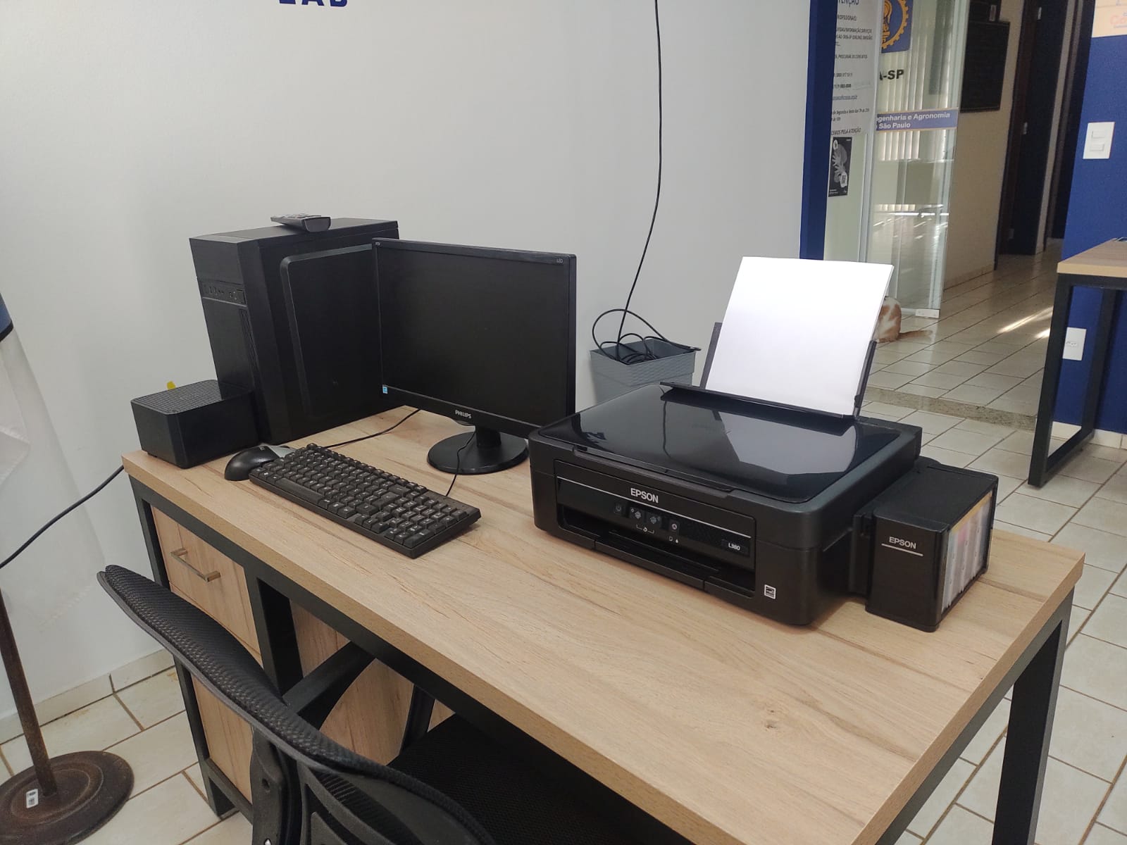 Computador e impressora para uso dos associados