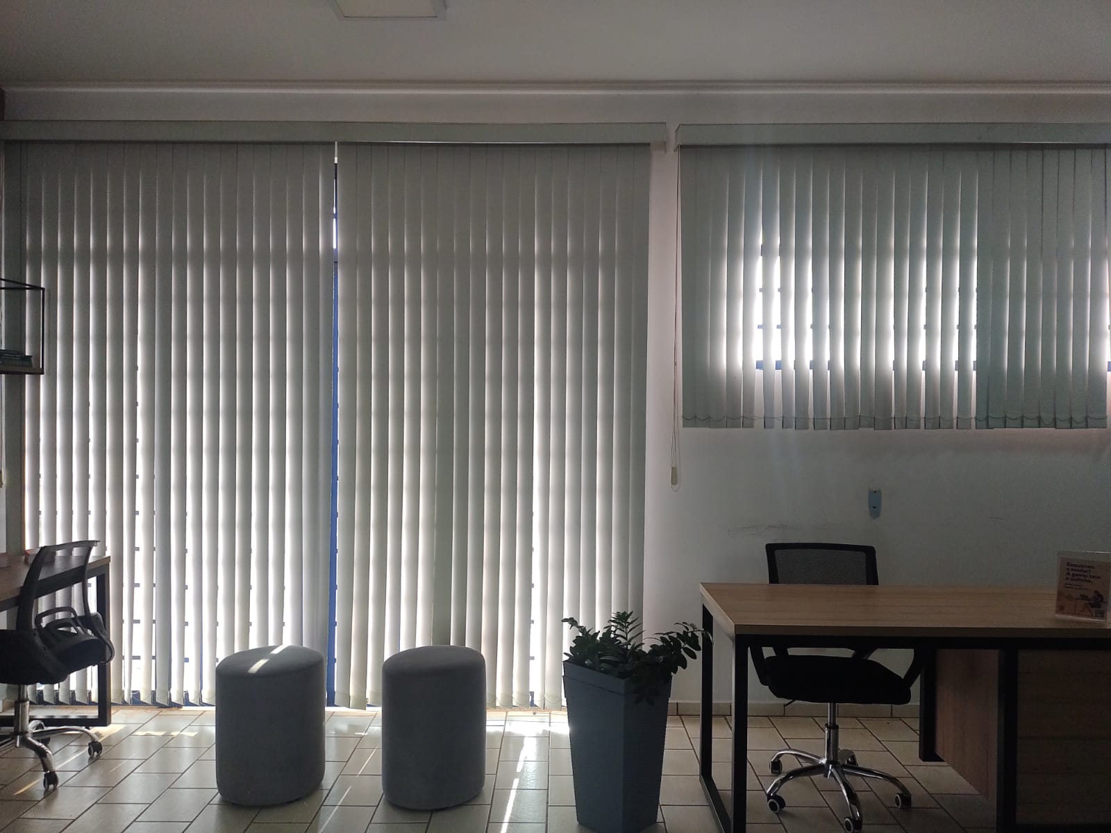 Ambiente amplo e iluminado da sede