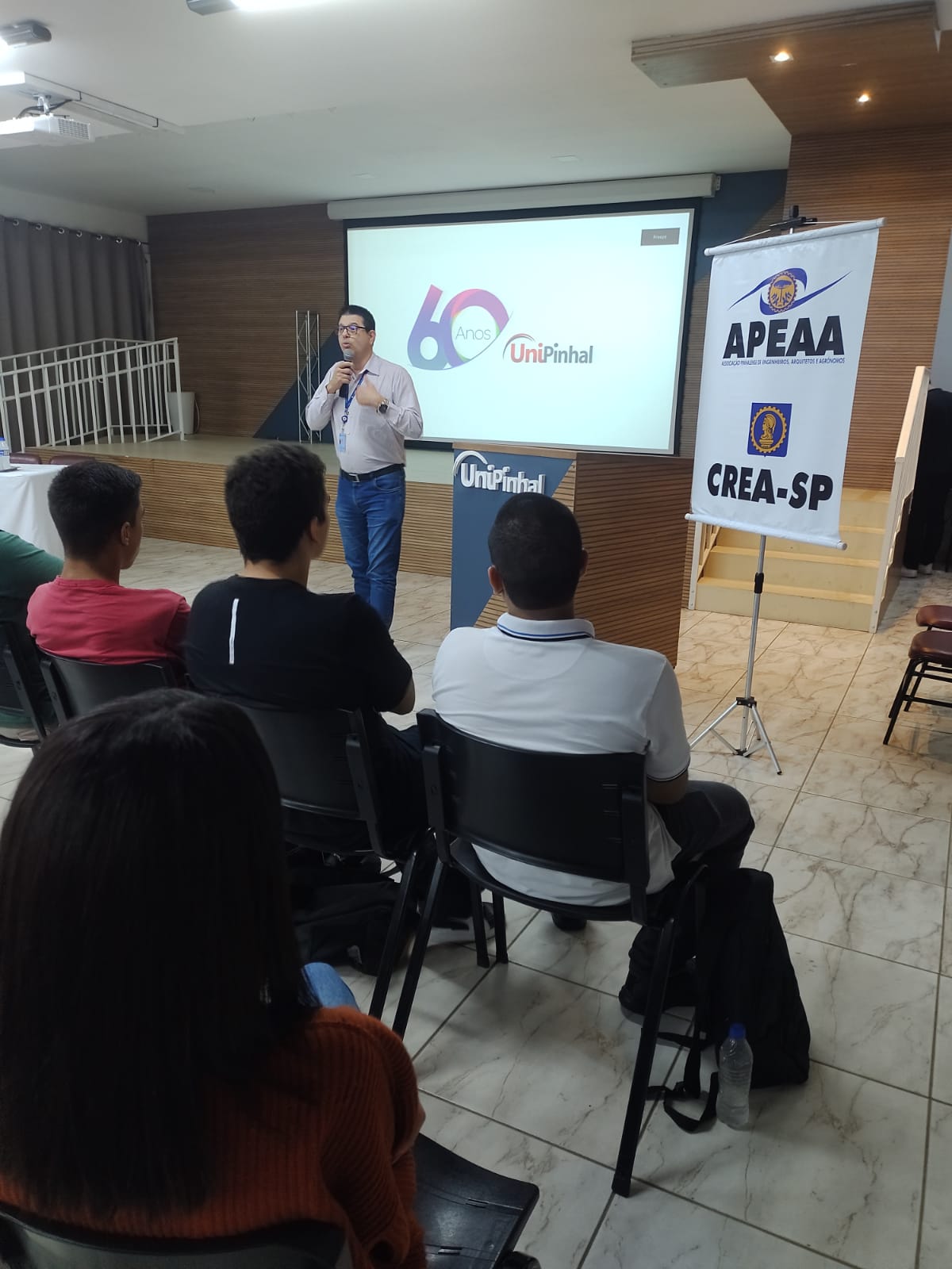 Palestra "Oportunidades Escondidas" reúne estudantes na UniPinhal